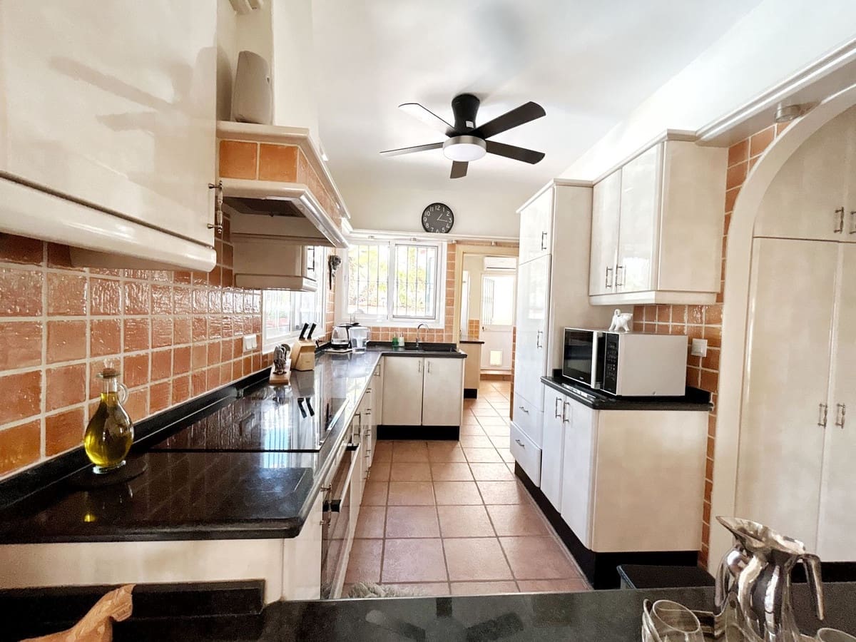 4 bedroom Villa for rent in La Cala de Mijas with pool garage - € 6,000 (Ref: 9733334)