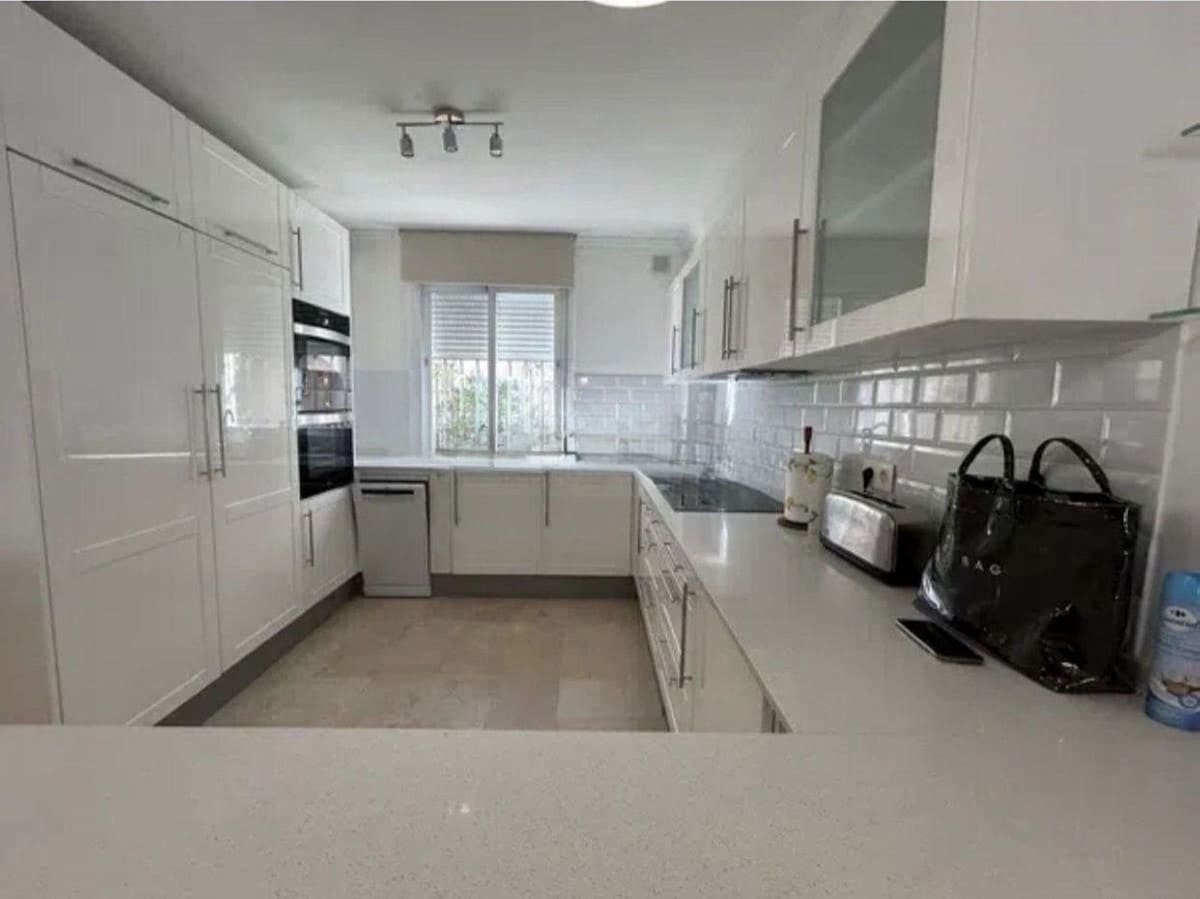 4 bedroom Townhouse for rent in Marbella with pool garage - € 4,000 (Ref: 9733335)