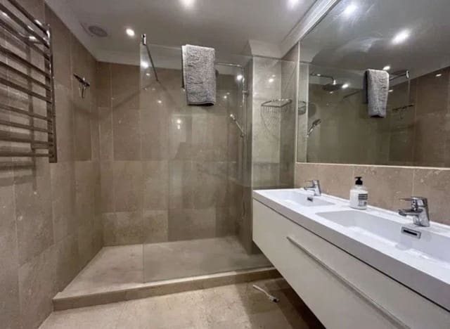 4 bedroom Townhouse for rent in Marbella with pool garage - € 4,000 (Ref: 9733335)