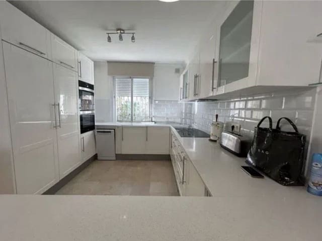 4 bedroom Townhouse for rent in Marbella with pool garage - € 4,000 (Ref: 9733335)