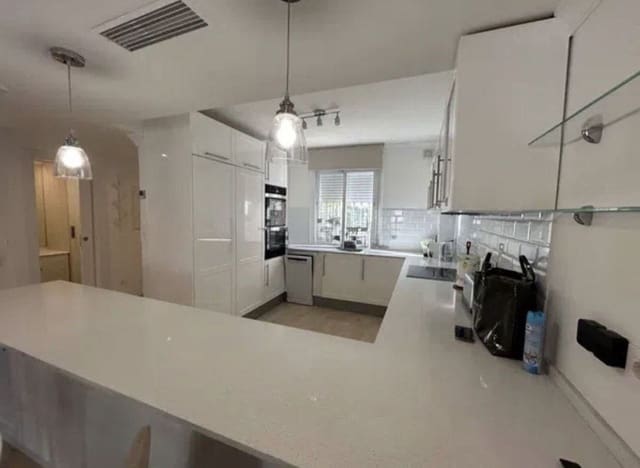 4 soveværelse Byhus til leje i Marbella med swimmingpool garage - € 4.000 (Ref: 9733335)