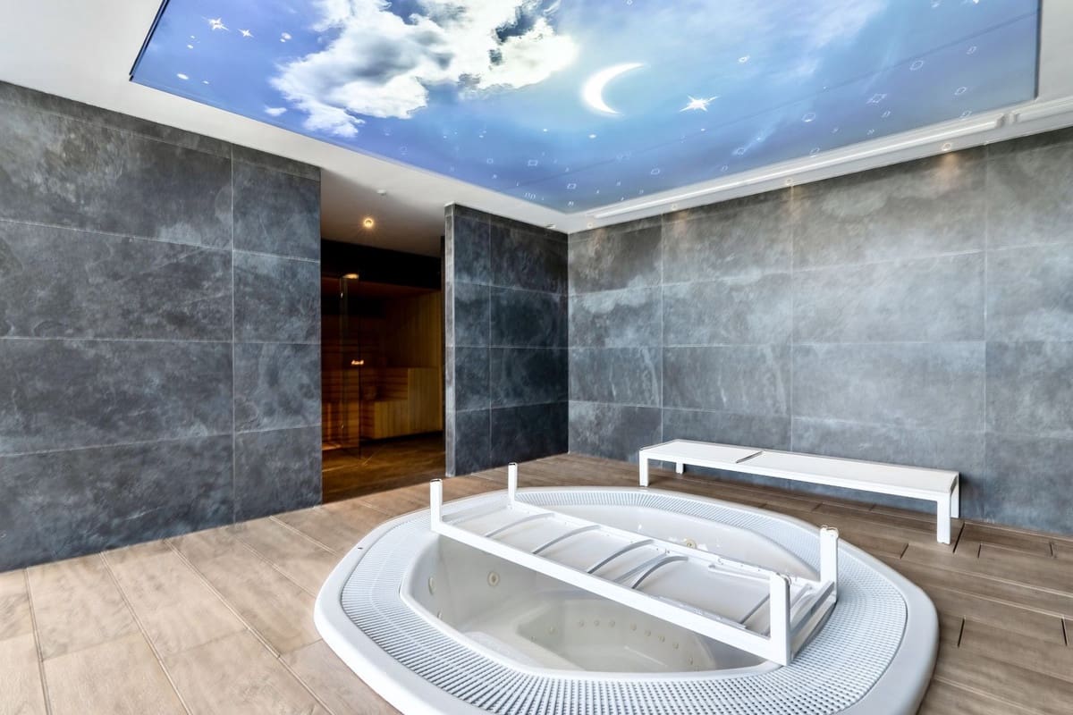 2 bedroom Apartment for rent in Nueva Andalucia with pool garage - € 3,600 (Ref: 9733338)