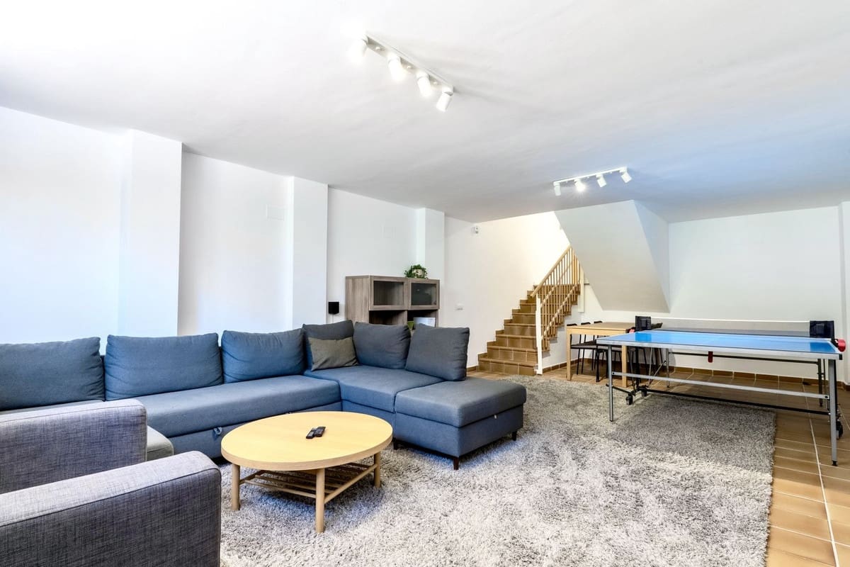 4 bedroom Townhouse for rent in Riviera del Sol with pool garage - € 3,500 (Ref: 9733339)