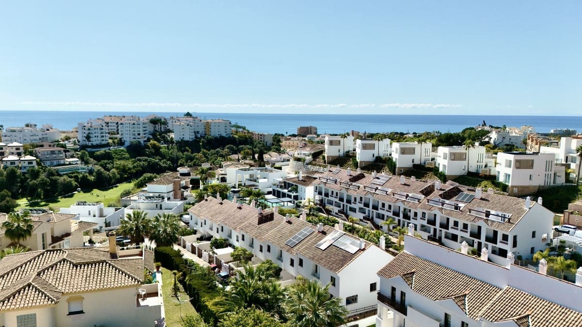 4 bedroom Townhouse for rent in Riviera del Sol with pool garage - € 3,500 (Ref: 9733339)