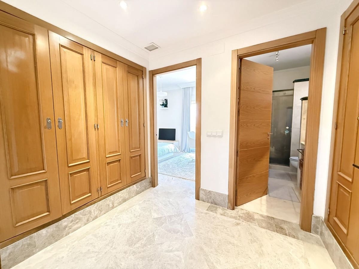 3 bedroom Semi-detached Villa for rent in Marbella with pool - € 3,500 (Ref: 9733340)