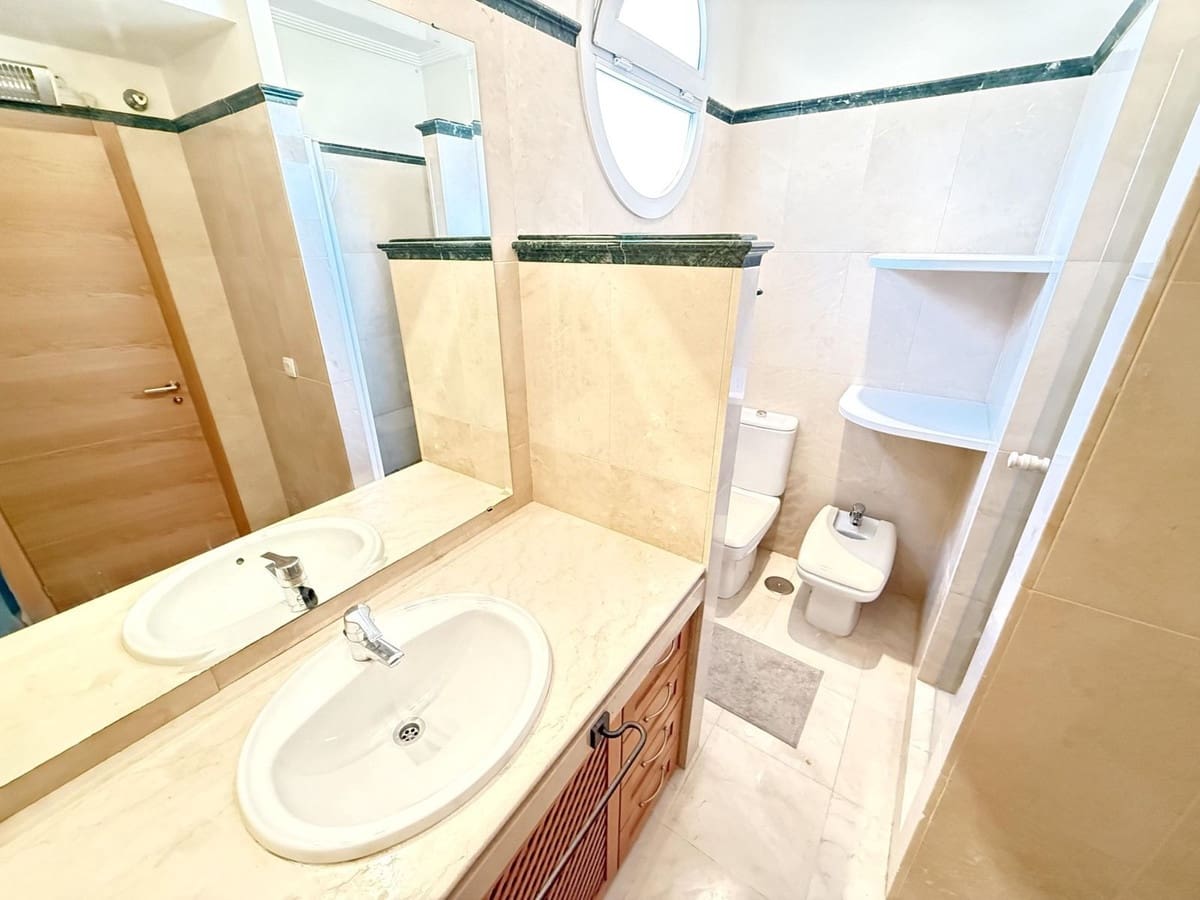 3 bedroom Semi-detached Villa for rent in Marbella with pool - € 3,500 (Ref: 9733340)