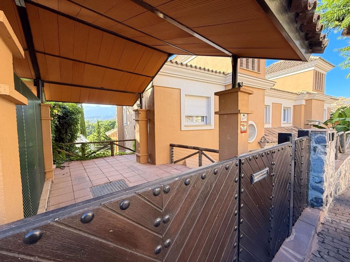 3 bedroom Semi-detached Villa for rent in Marbella with pool - € 3,500 (Ref: 9733340)