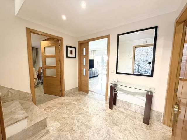 3 bedroom Semi-detached Villa for rent in Marbella with pool - € 3,500 (Ref: 9733340)