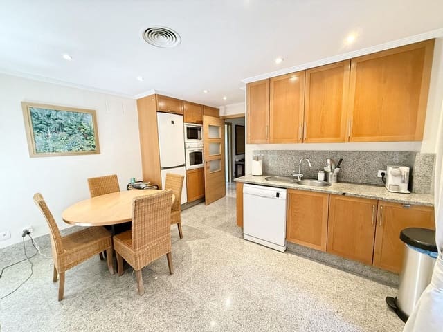 3 bedroom Semi-detached Villa for rent in Marbella with pool - € 3,500 (Ref: 9733340)