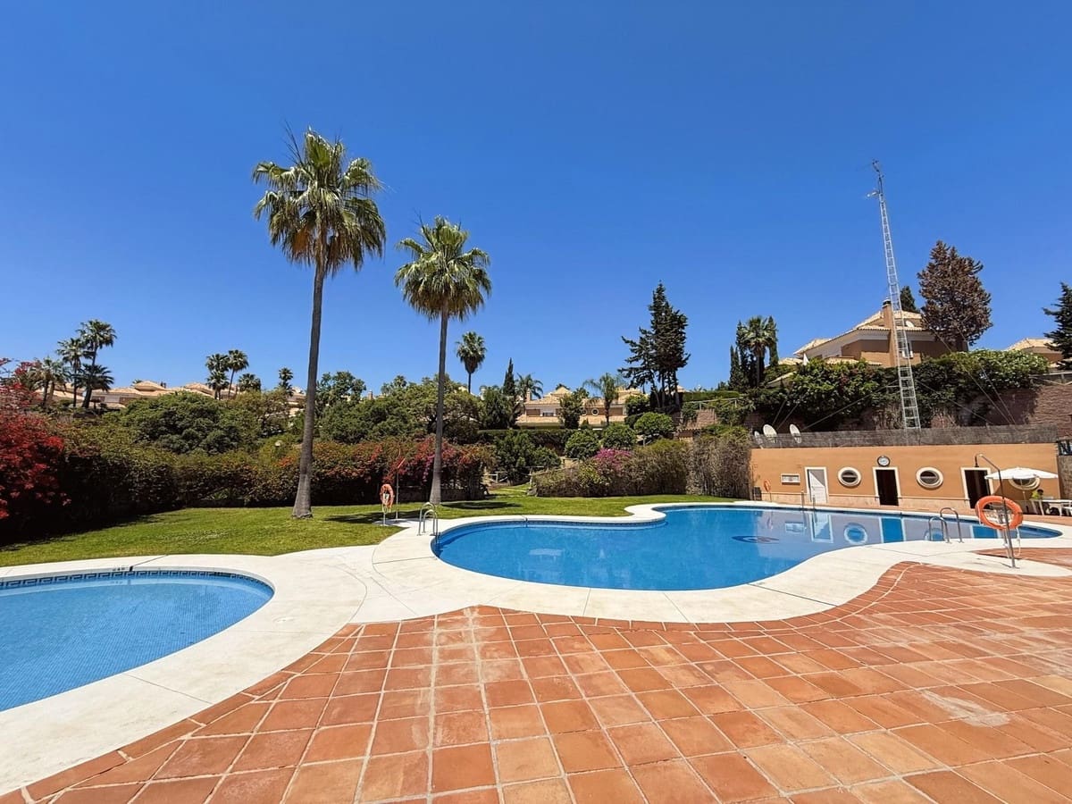 3 bedroom Semi-detached Villa for holiday rental in Marbella with pool - € 1,700 (Ref: 9733341)
