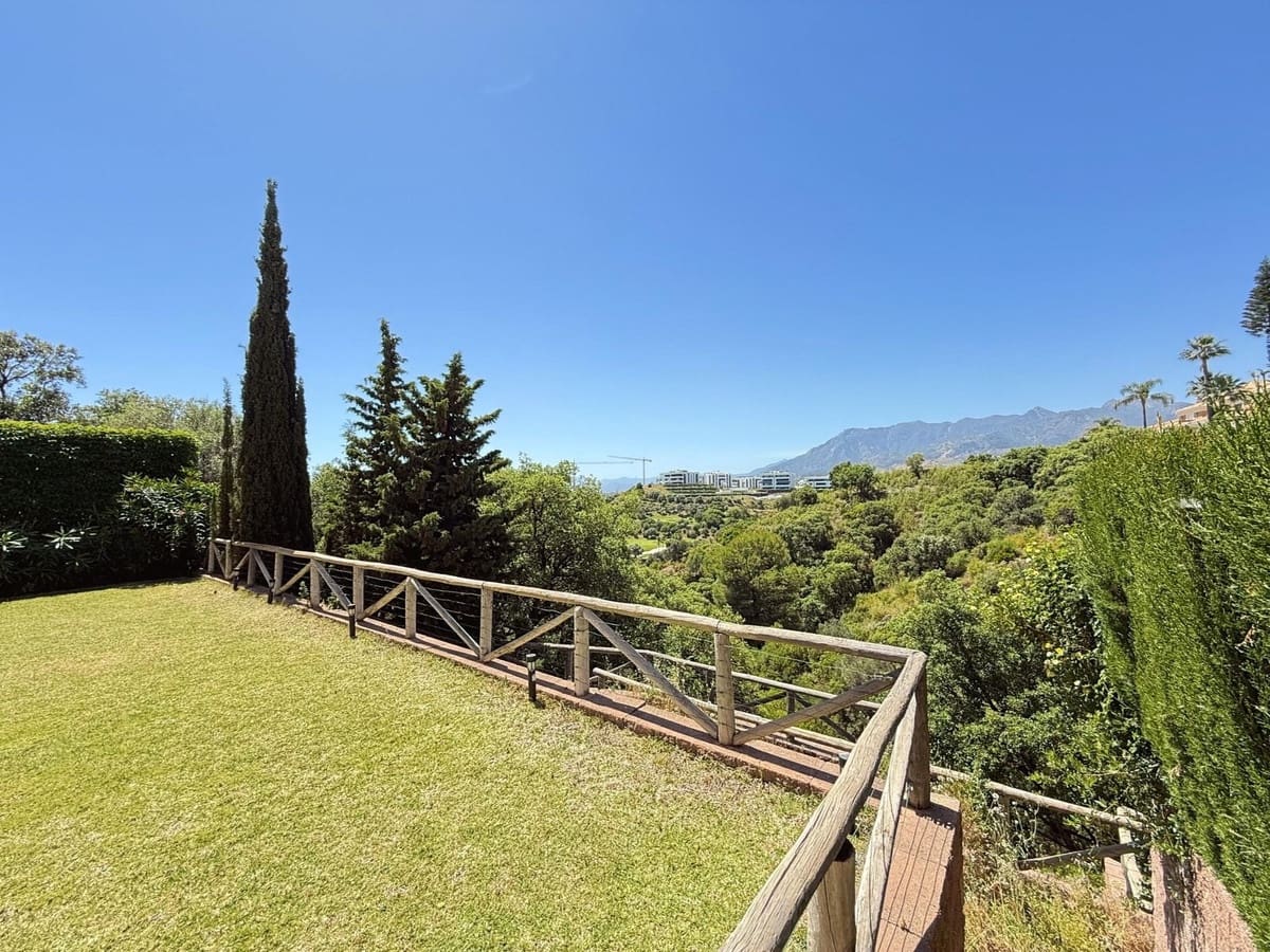 3 bedroom Semi-detached Villa for holiday rental in Marbella with pool - € 1,700 (Ref: 9733341)