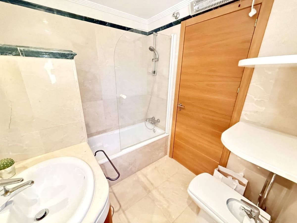 3 bedroom Semi-detached Villa for holiday rental in Marbella with pool - € 1,700 (Ref: 9733341)