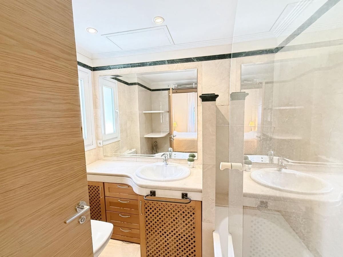 3 bedroom Semi-detached Villa for holiday rental in Marbella with pool - € 1,700 (Ref: 9733341)