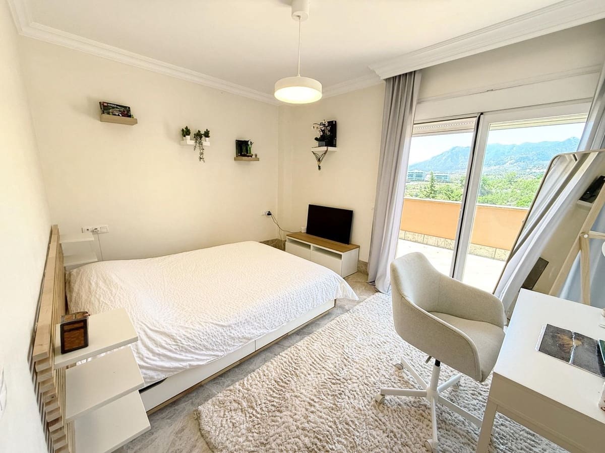 3 bedroom Semi-detached Villa for holiday rental in Marbella with pool - € 1,700 (Ref: 9733341)