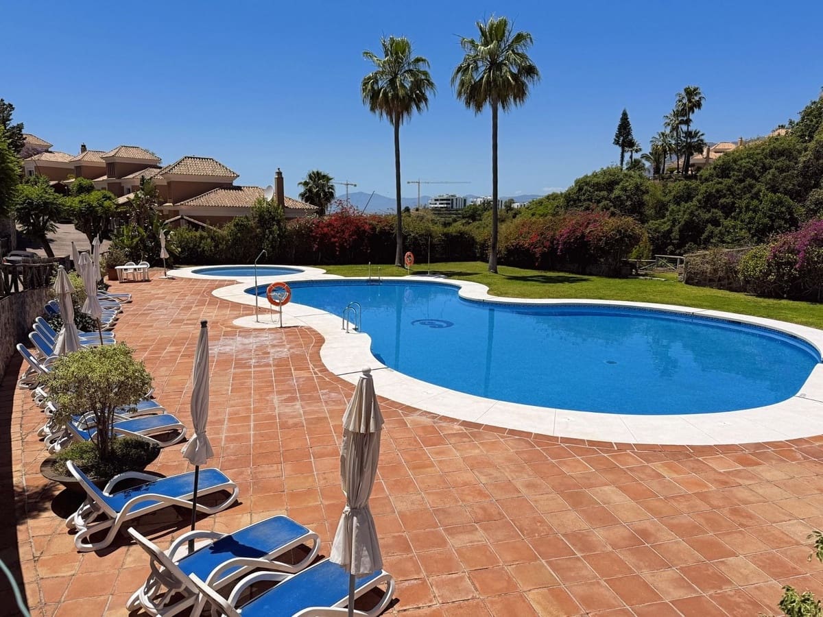 3 bedroom Semi-detached Villa for holiday rental in Marbella with pool - € 1,700 (Ref: 9733341)
