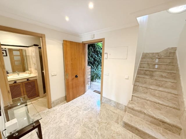 3 sovrum Semi-fristående Villa för semesterbostäder i Marbella med pool - 1 700 € (Ref: 9733341)