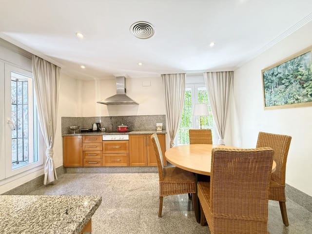 3 sovrum Semi-fristående Villa för semesterbostäder i Marbella med pool - 1 700 € (Ref: 9733341)