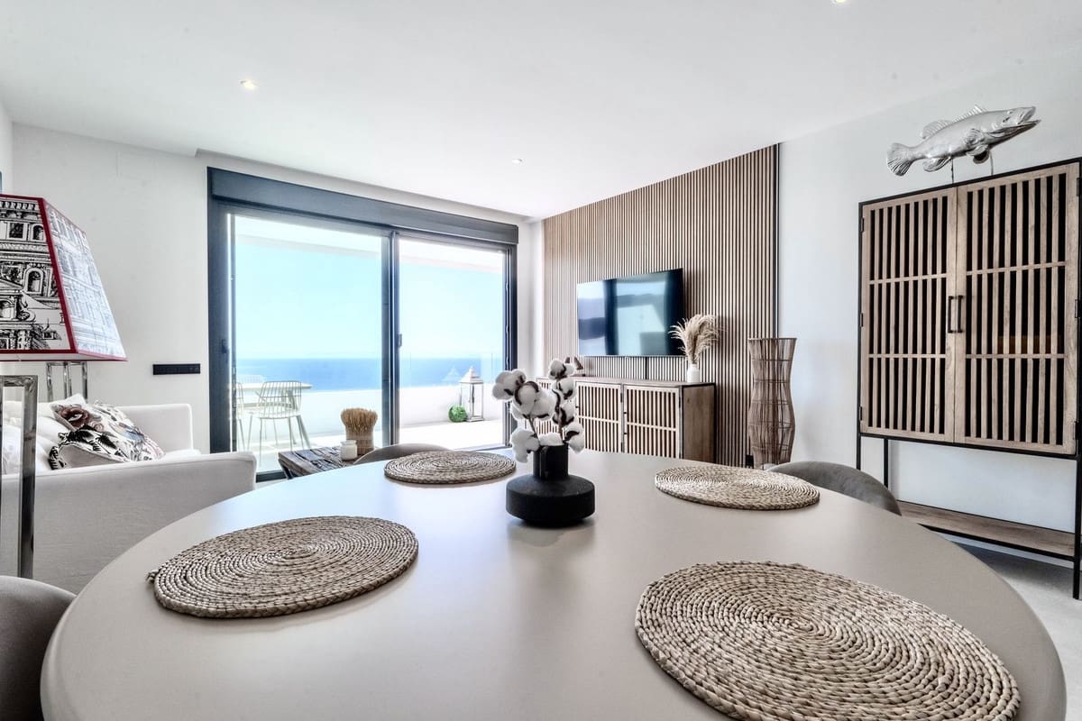 2 bedroom Apartment for rent in Los Monteros with pool garage - € 3,200 (Ref: 9733342)