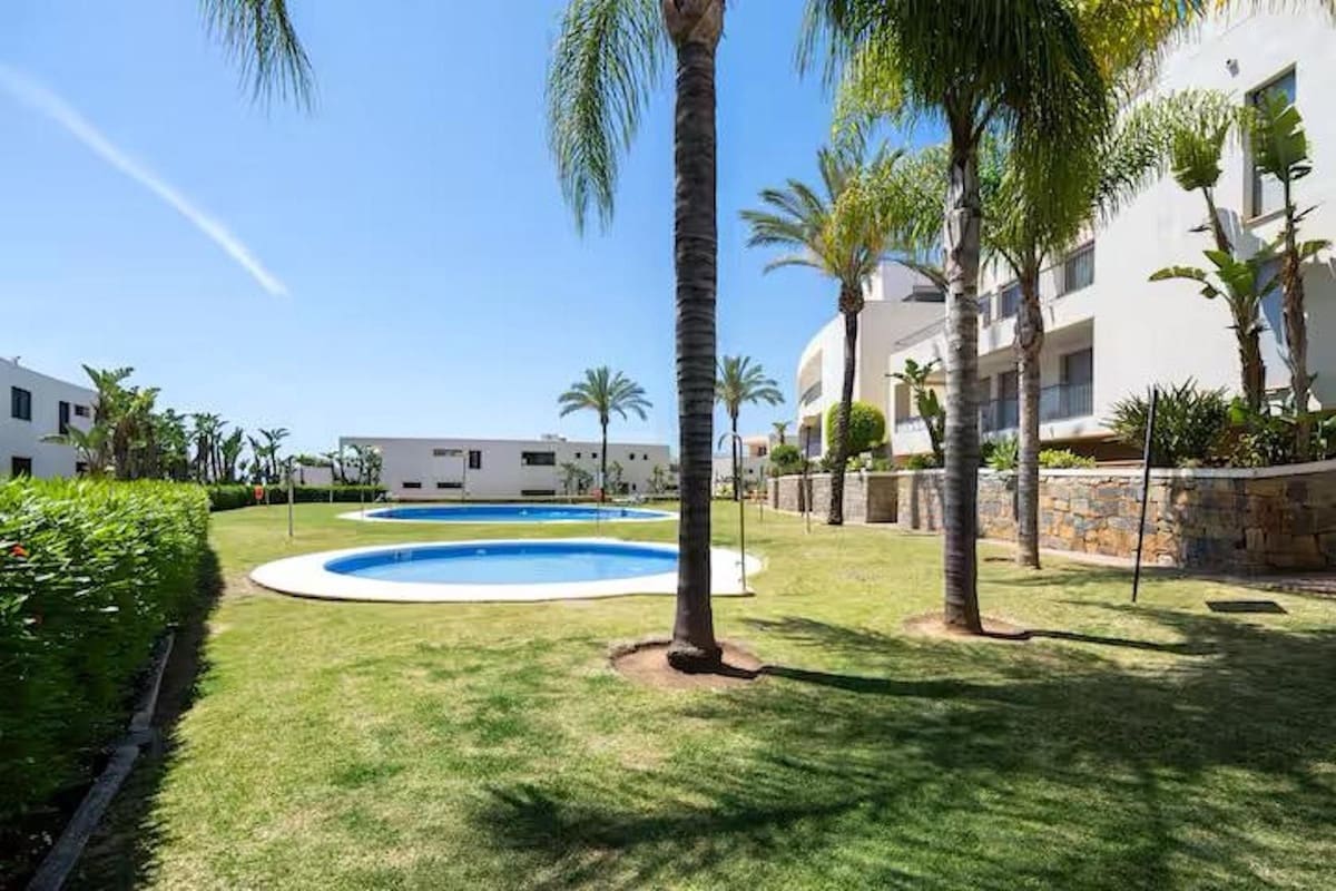 3 bedroom Apartment for rent in Los Monteros with pool garage - € 2,800 (Ref: 9733345)