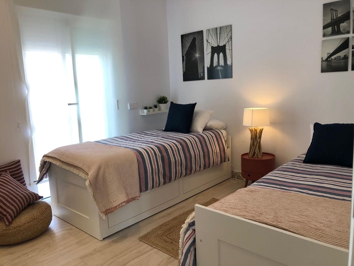 2 bedroom Penthouse for rent in Nueva Andalucia with pool - € 2,500 (Ref: 9733348)