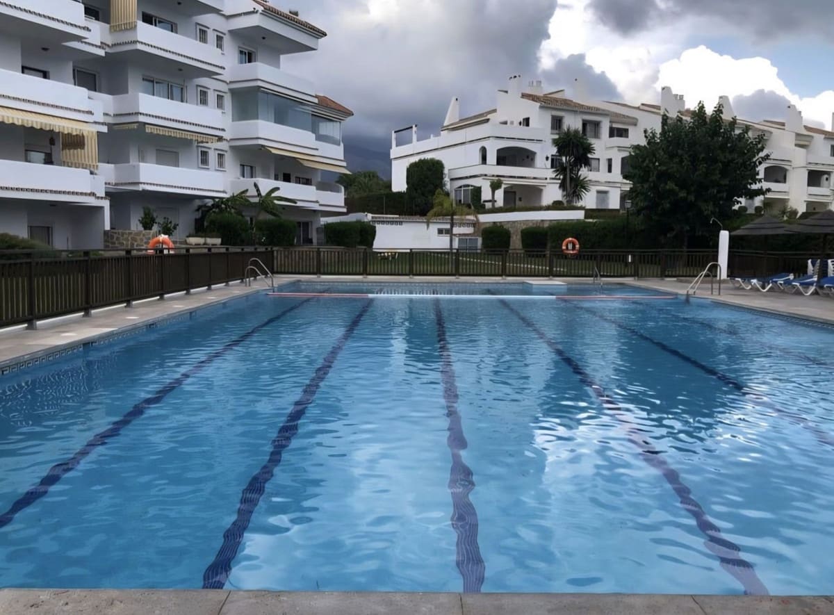 Penthouse de 2 chambres de location de vacances à Nueva Andalucia avec piscine - 2 200 € (Ref: 9733349)