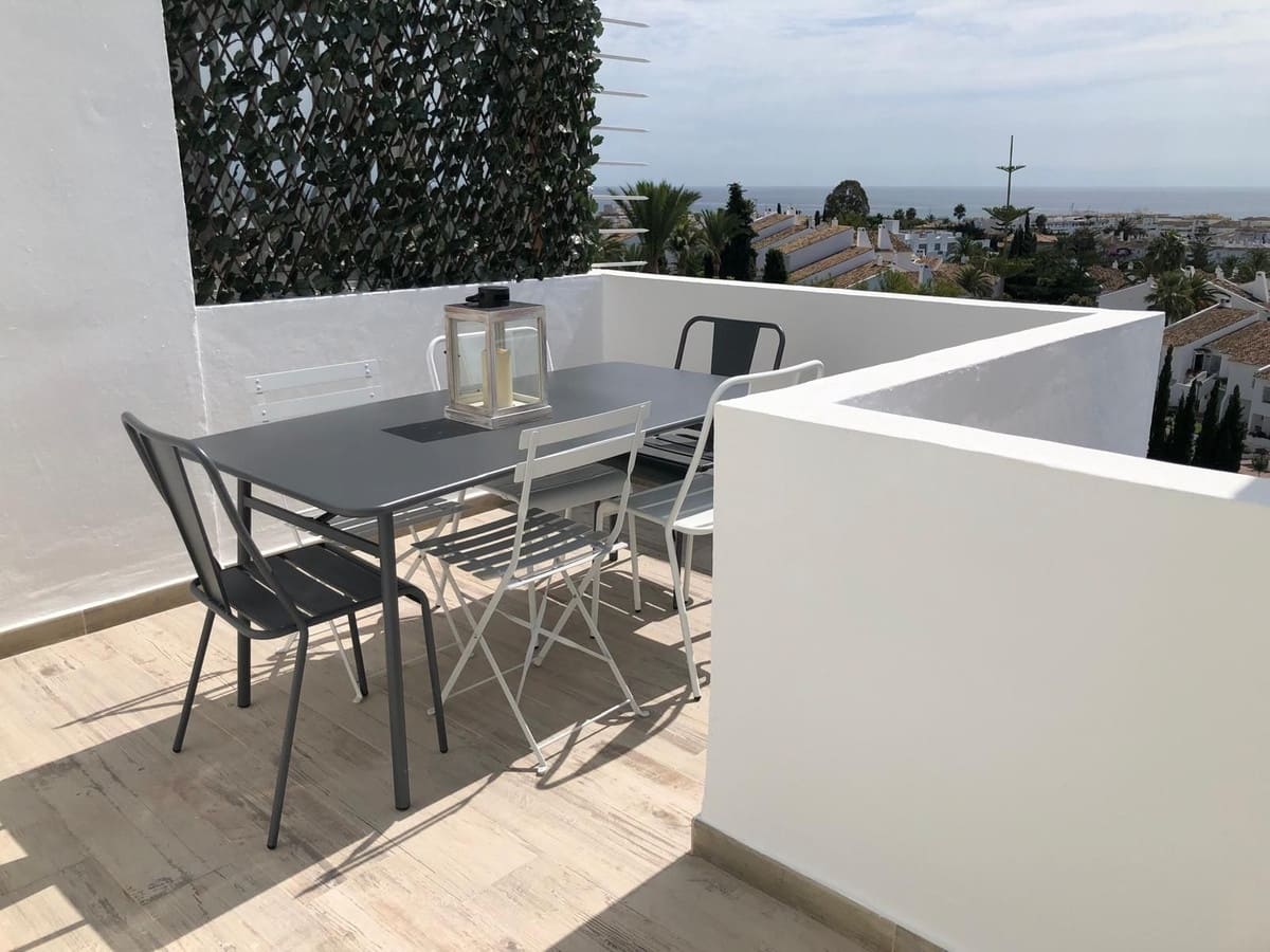 Penthouse de 2 chambres de location de vacances à Nueva Andalucia avec piscine - 2 200 € (Ref: 9733349)