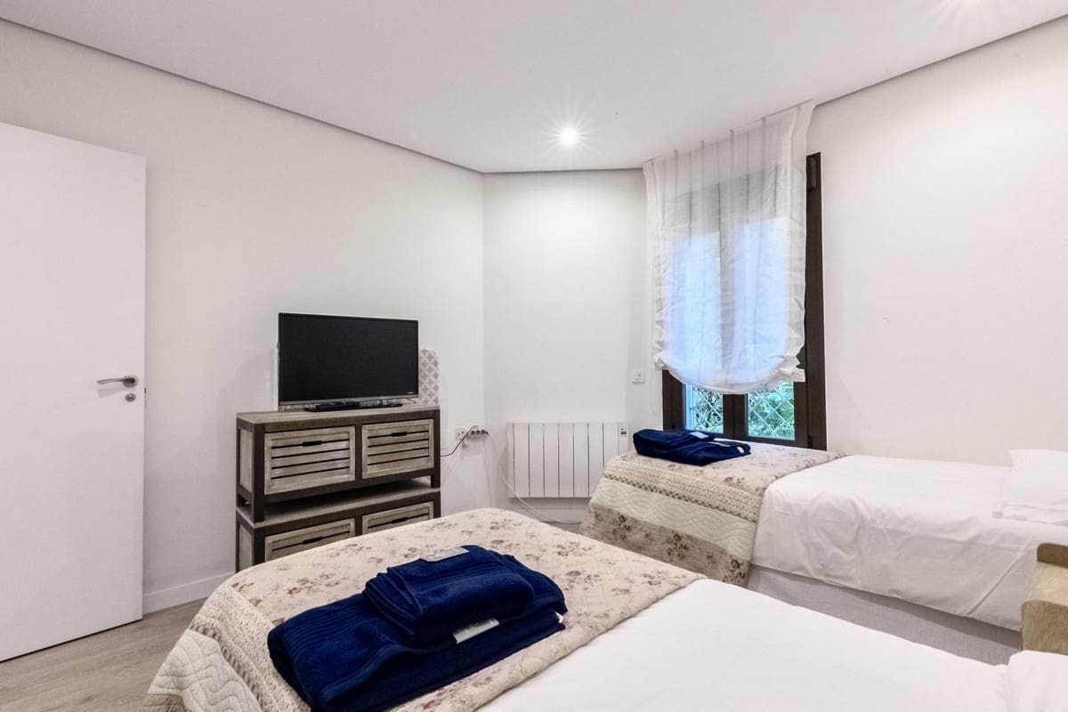 3 bedroom Apartment for rent in Las Chapas with pool garage - € 2,300 (Ref: 9733350)