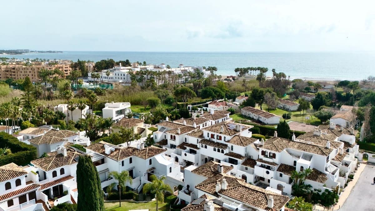 2 bedroom Townhouse for rent in Cancelada with pool - € 2,150 (Ref: 9733352)