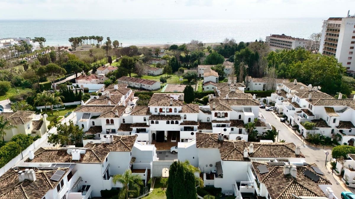 2 bedroom Townhouse for rent in Cancelada with pool - € 2,150 (Ref: 9733352)