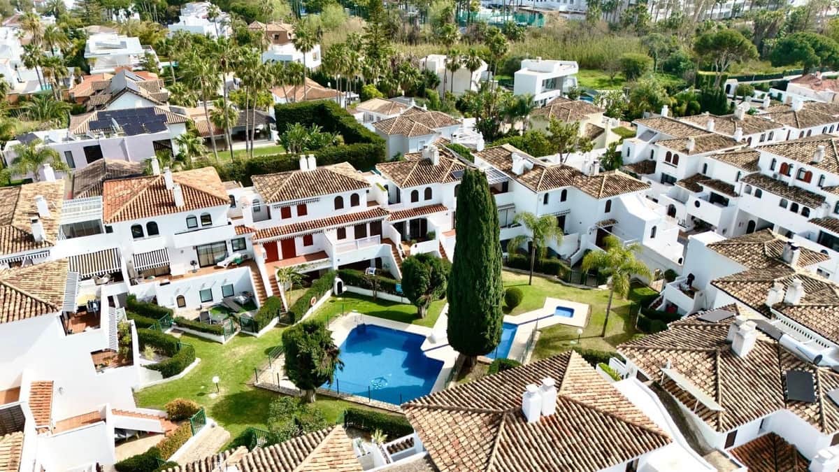 2 bedroom Townhouse for rent in Cancelada with pool - € 2,150 (Ref: 9733352)