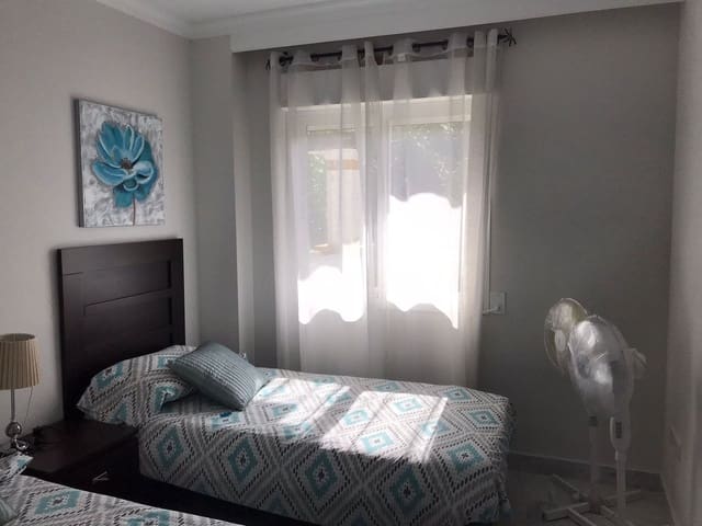 2 soveværelse Penthouse til leje i Nueva Andalucia, Marbella med swimmingpool garage - € 2.000 (Ref: 9733353)