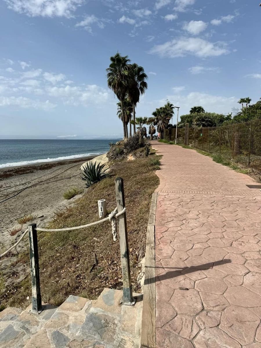 2 bedroom Apartment for rent in Estepona with pool - € 2,000 (Ref: 9733355)