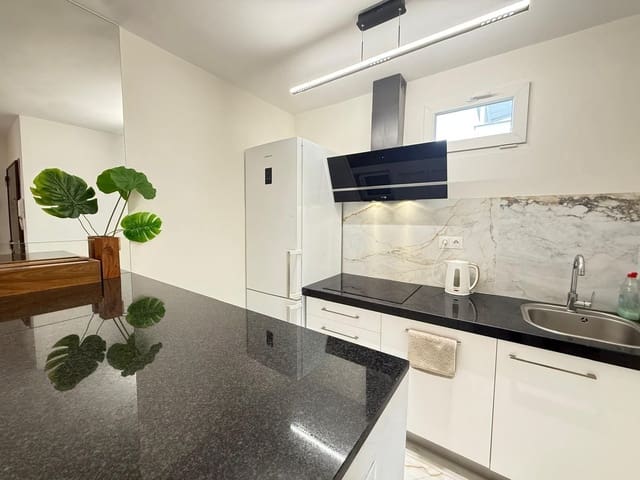 2 Zimmer Apartment zu vermieten in Estepona mit Pool - 2.000 € (Ref: 9733355)