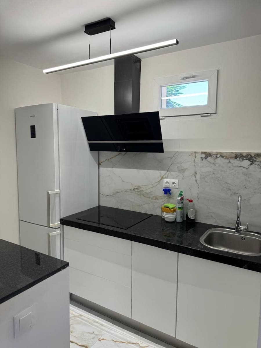 Apartamento de 2 habitaciones en Estepona en alquiler con piscina - 2.000 € (Ref: 9733355)