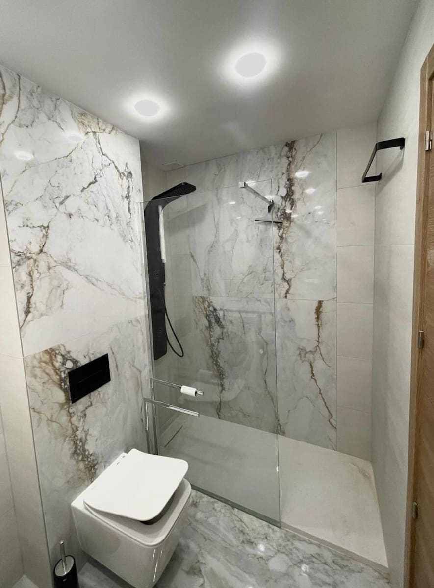 Apartamento de 2 habitaciones en Estepona en alquiler con piscina - 2.000 € (Ref: 9733355)