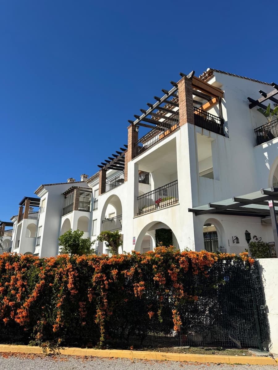 Apartamento de 2 habitaciones en Estepona en alquiler con piscina - 2.000 € (Ref: 9733355)