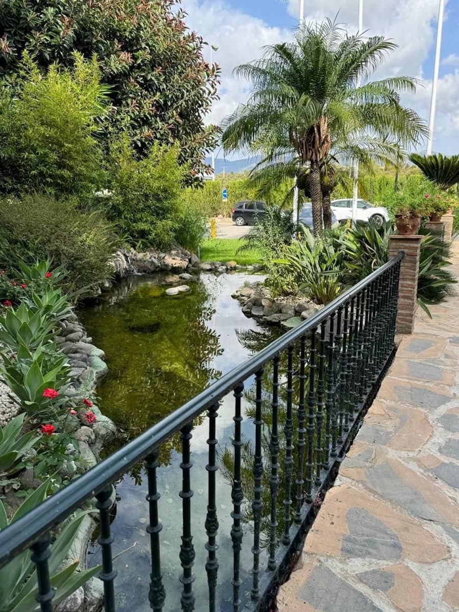 Apartamento de 2 habitaciones en Estepona en alquiler con piscina - 2.000 € (Ref: 9733355)