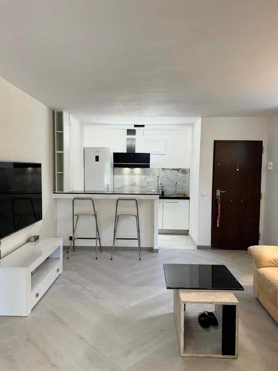 2 bedroom Apartment for rent in Estepona with pool - € 2,000 (Ref: 9733355)
