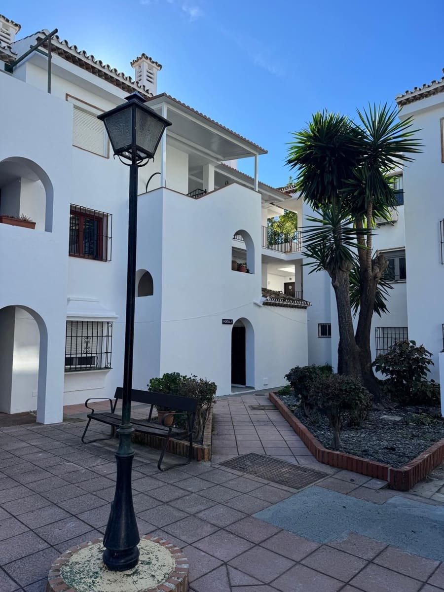 2 bedroom Apartment for rent in Estepona with pool - € 2,000 (Ref: 9733355)