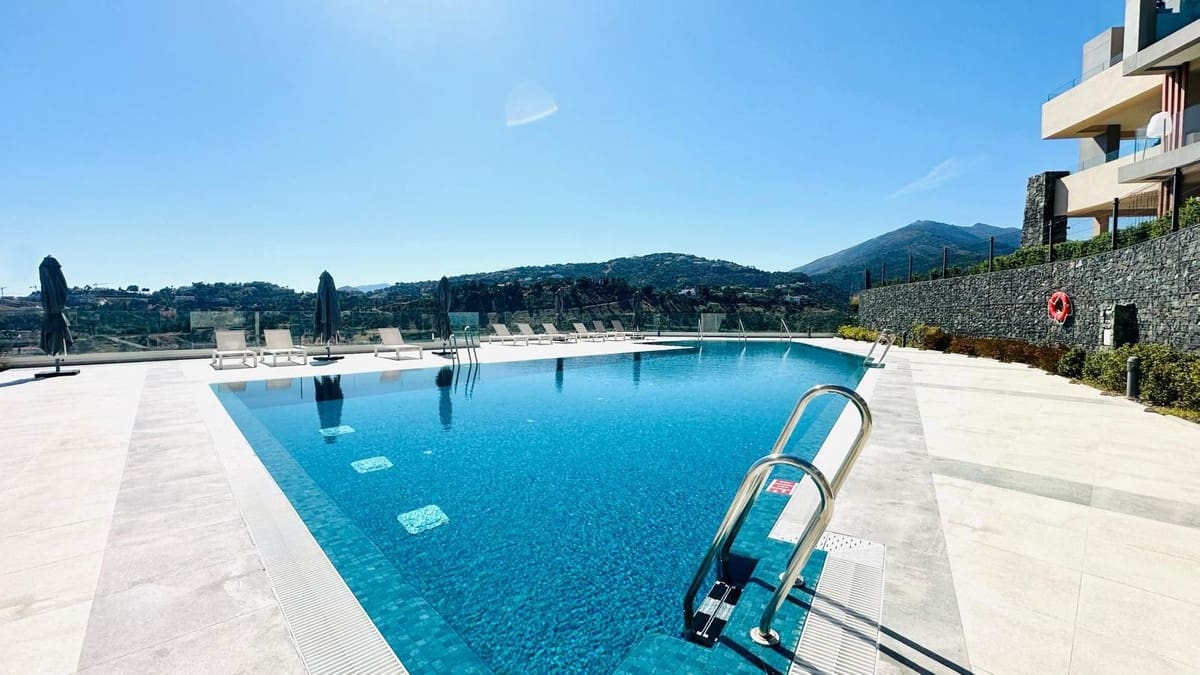 4 bedroom Apartment for sale in La Quinta with pool garage - € 1,895,000 (Ref: 9733364)