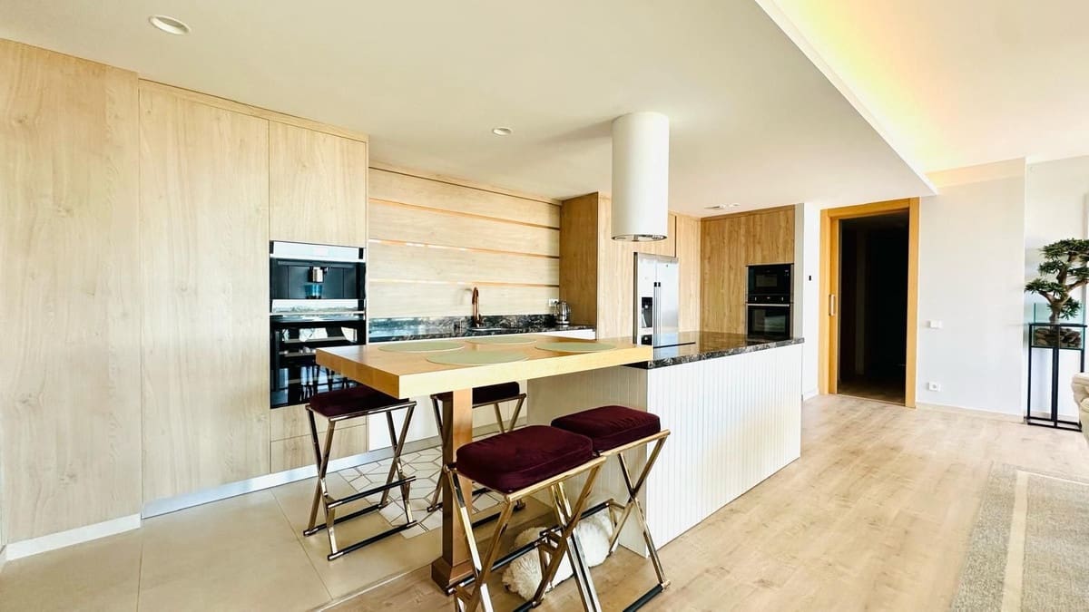 4 bedroom Apartment for sale in La Quinta with pool garage - € 1,895,000 (Ref: 9733364)