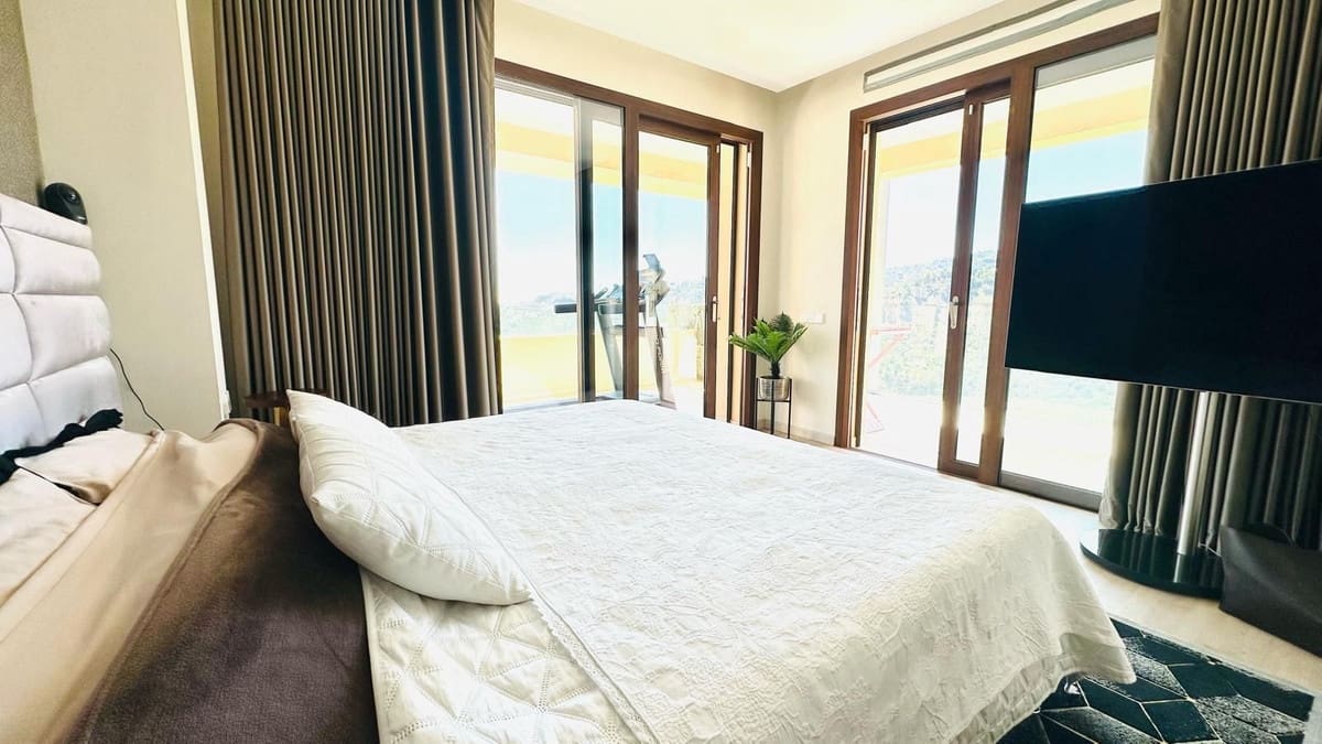 4 bedroom Apartment for sale in La Quinta with pool garage - € 1,895,000 (Ref: 9733364)