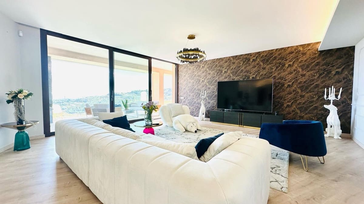 4 bedroom Apartment for sale in La Quinta with pool garage - € 1,895,000 (Ref: 9733364)