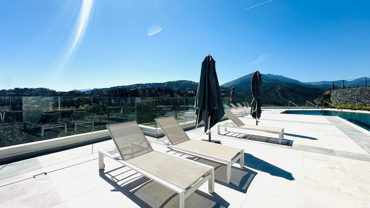 4 bedroom Apartment for sale in La Quinta with pool garage - € 1,895,000 (Ref: 9733364)