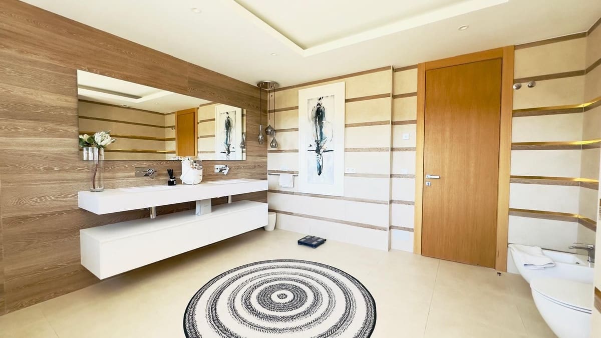 4 bedroom Apartment for sale in La Quinta with pool garage - € 1,895,000 (Ref: 9733364)