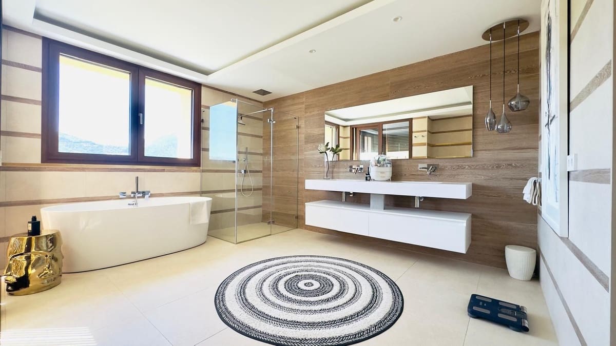 4 bedroom Apartment for sale in La Quinta with pool garage - € 1,895,000 (Ref: 9733364)