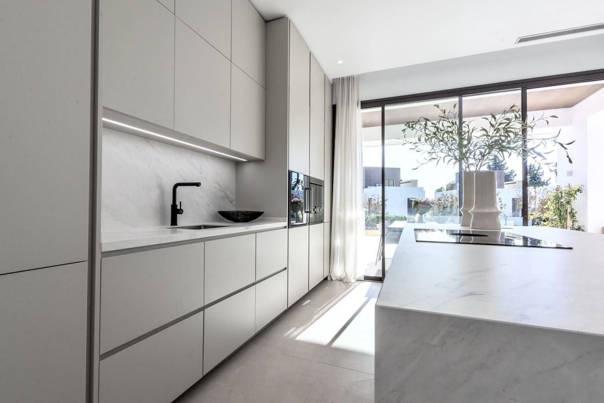 4 bedroom Villa for rent in Marbella with pool garage - € 26,000 (Ref: 9733366)