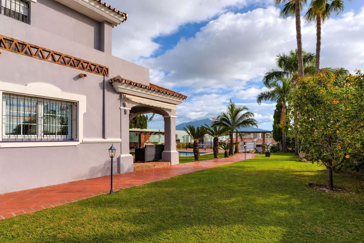 Chalet de 3 habitaciones en Guadalmina en venta con piscina garaje - 1.295.000 € (Ref: 9737220)