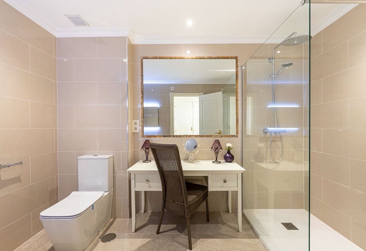 2 soverom Leilighet til salgs i El Paraiso med svømmebasseng garasje - € 549 000 (Ref: 9752562)