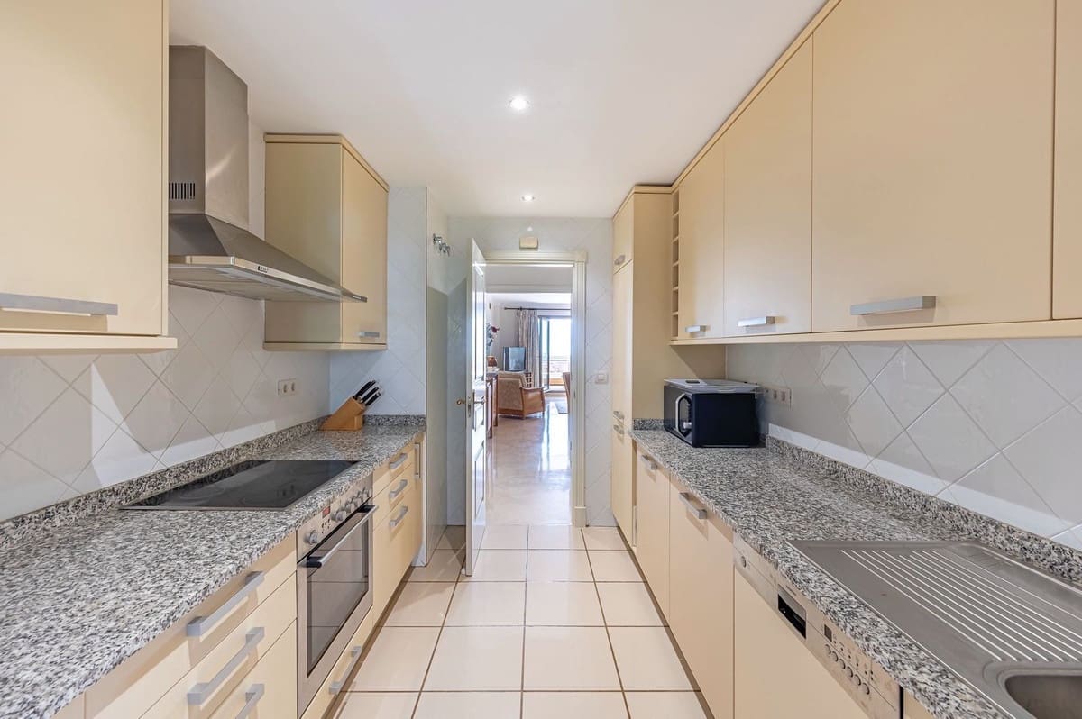 2 soverom Leilighet til salgs i El Paraiso med svømmebasseng garasje - € 549 000 (Ref: 9752562)